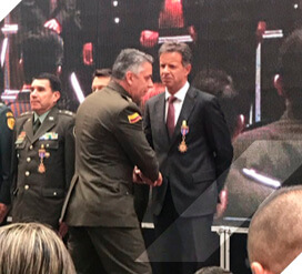 Condecorado director ejecutivo de ICONTEC
